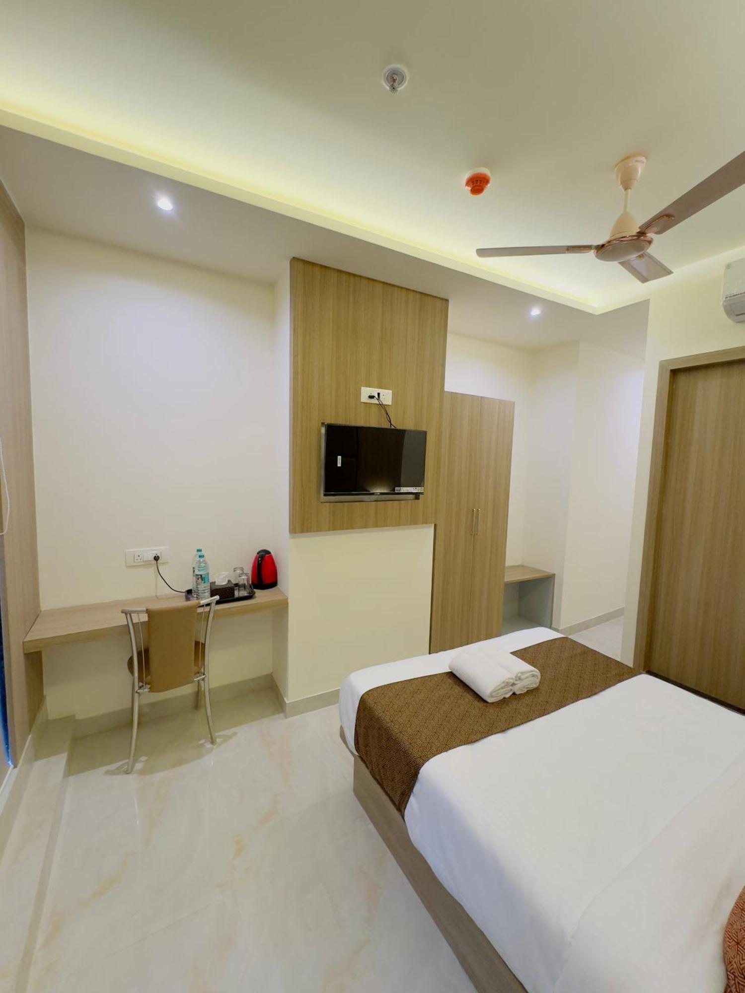 Hotel Bellamont Мумбай Екстериор снимка