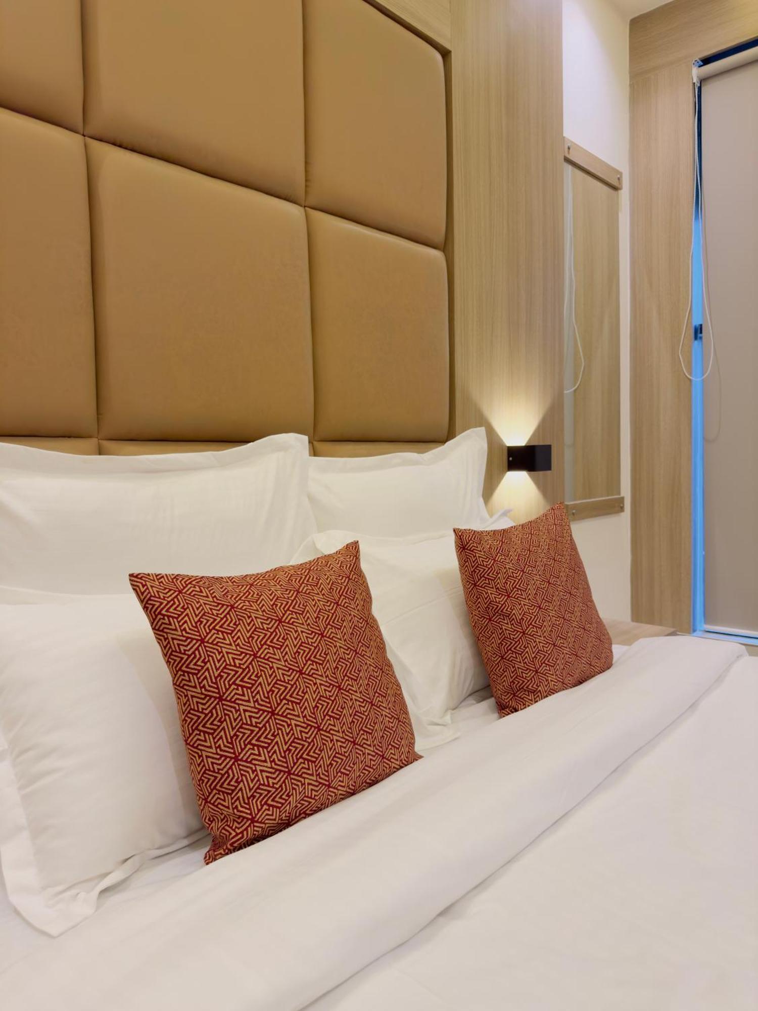 Hotel Bellamont Мумбай Екстериор снимка