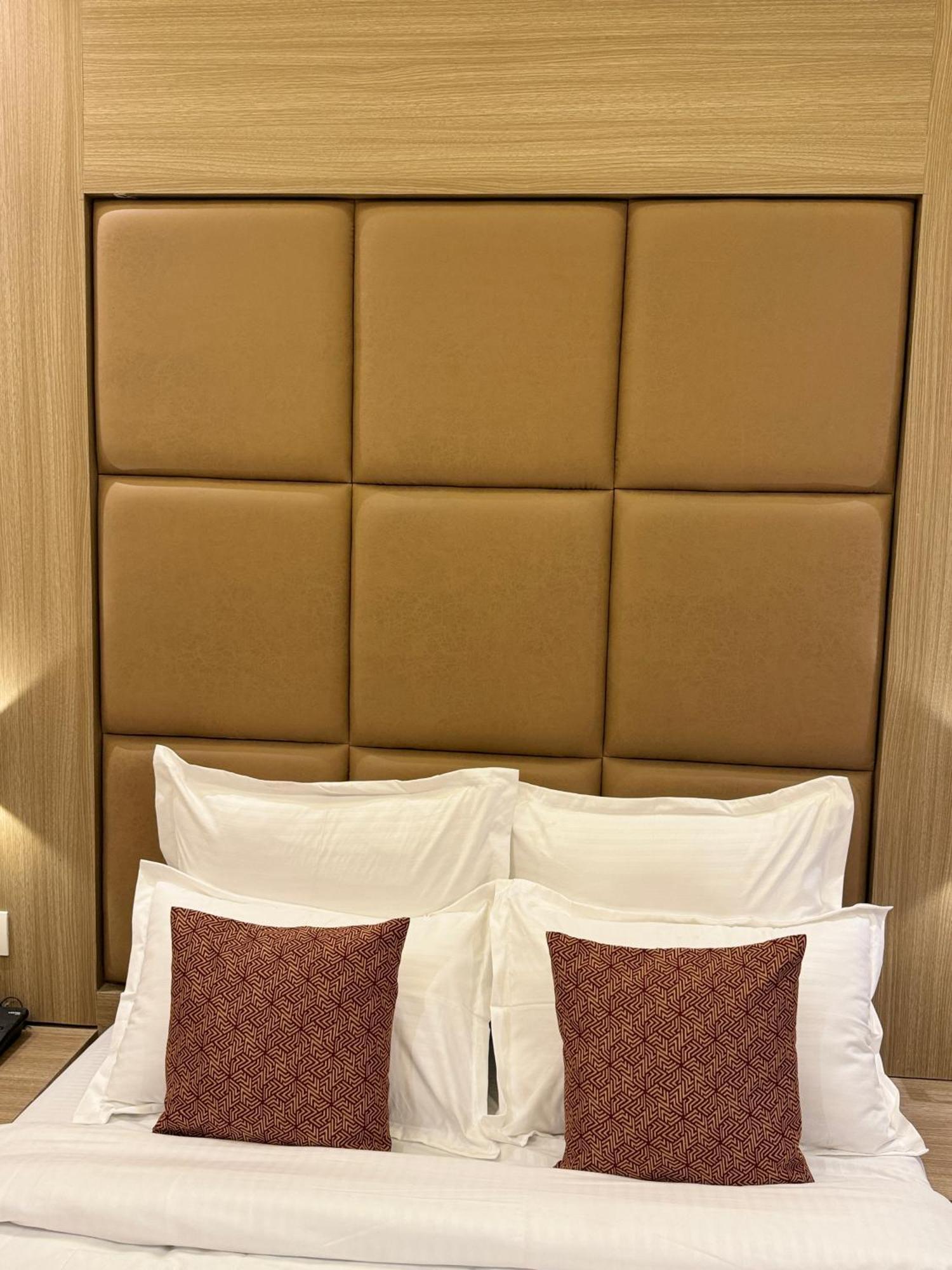Hotel Bellamont Мумбай Екстериор снимка