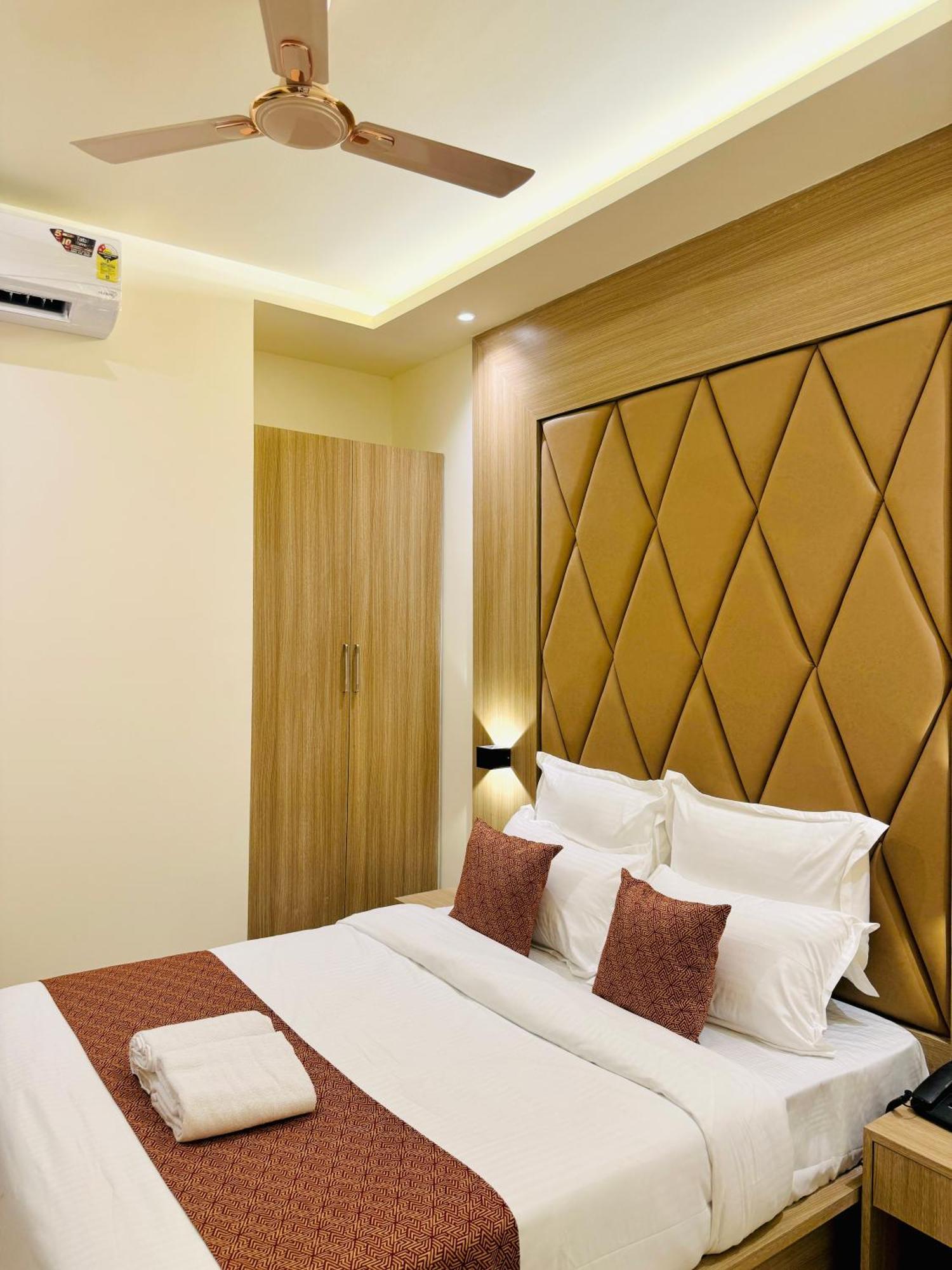Hotel Bellamont Мумбай Екстериор снимка