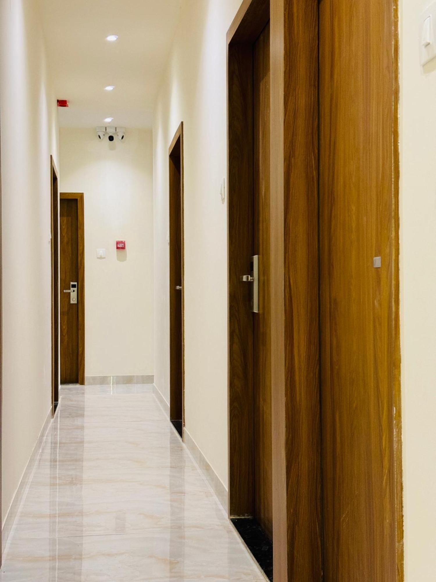 Hotel Bellamont Мумбай Екстериор снимка