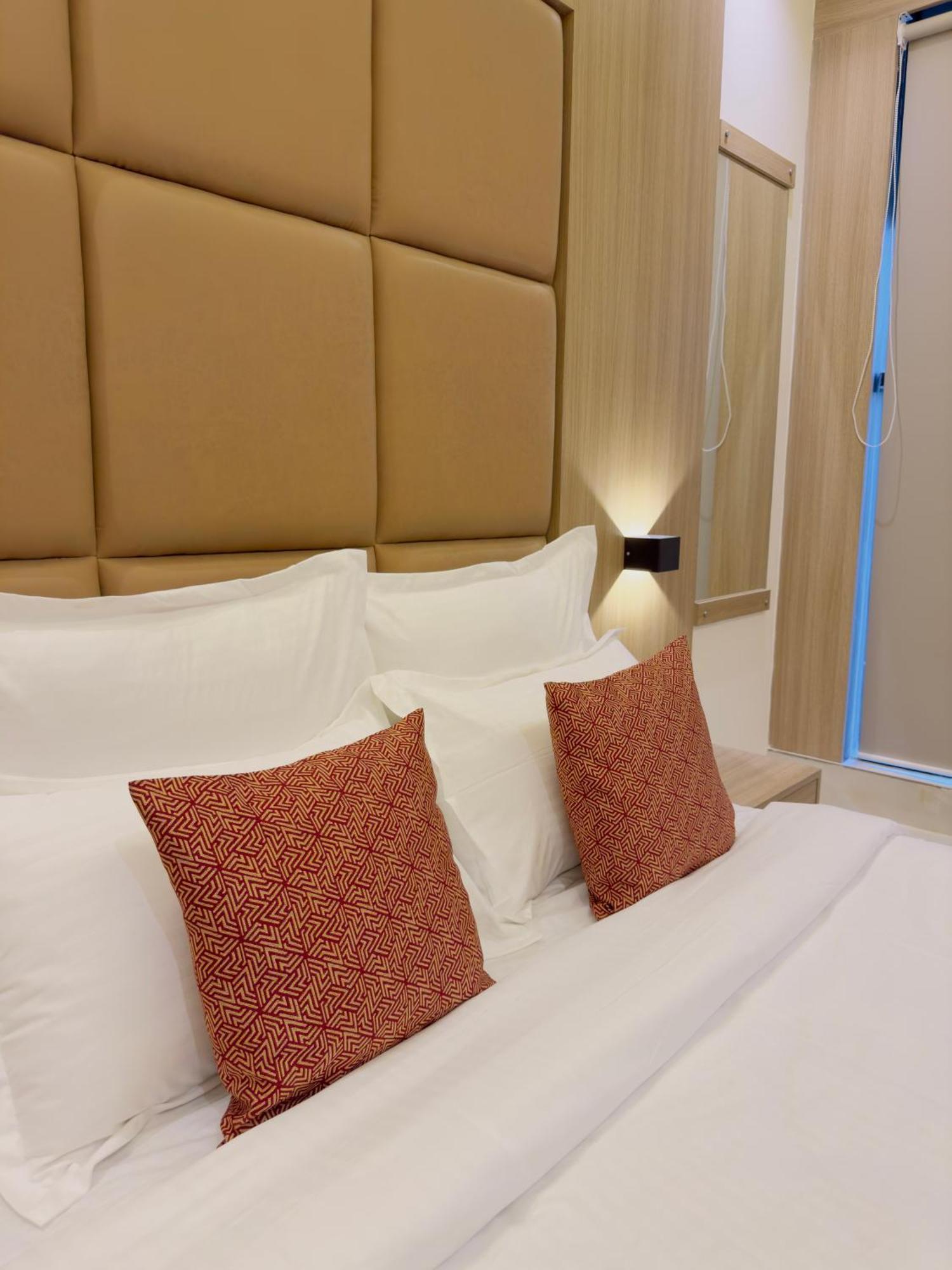 Hotel Bellamont Мумбай Екстериор снимка