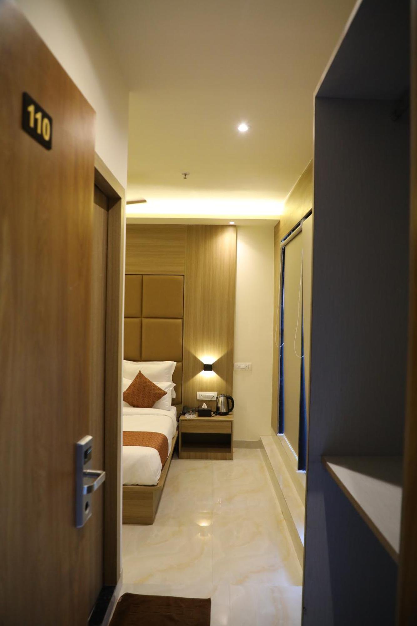 Hotel Bellamont Мумбай Екстериор снимка
